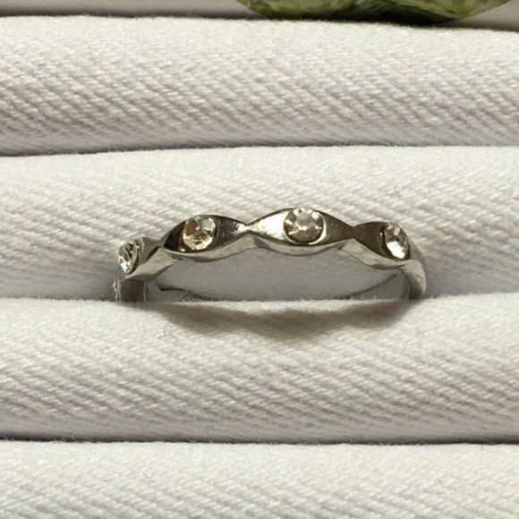 Silver Tone Ring Clear Rhinestones Simulated Diamonds Costume Jewelry Size 8 - Picture 3 of 8